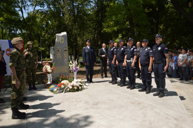 Otkriven spomenik poginulim borcima Siniši Gruboru i Draganu Rokviću u Krajišniku