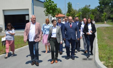 ANA BRNABIĆ ODRŽALA SASTANAK U PROSTORIJAMA FABRIKE VODE U ZRENJANINU