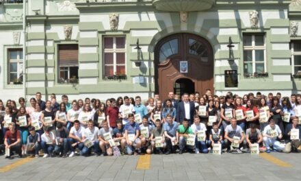 URUČENE VUKOVE DIPLOME NAJBOLJIM ĐACIMA (FOTO)