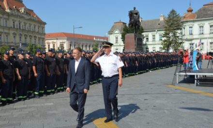 Ministar Stefanović prisustvovao smotri vatrogasnih jedinica u Zrenjaninu (FOTO)