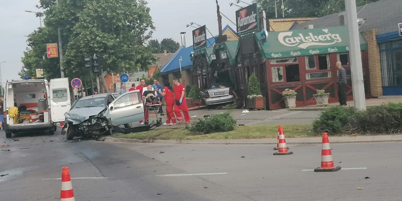 Sudar na magistrali- auto uleteo u Lion Pub