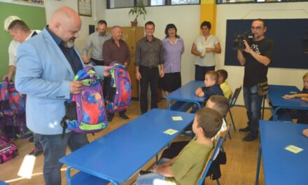 Gradonačelnik Zrenjanina uručio đačke torbe i školski pribor prvacima (FOTO)