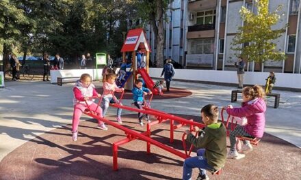 REKONSTRUISANO DEČIJE IGRALIŠTE U ZRENJANINU (FOTO)