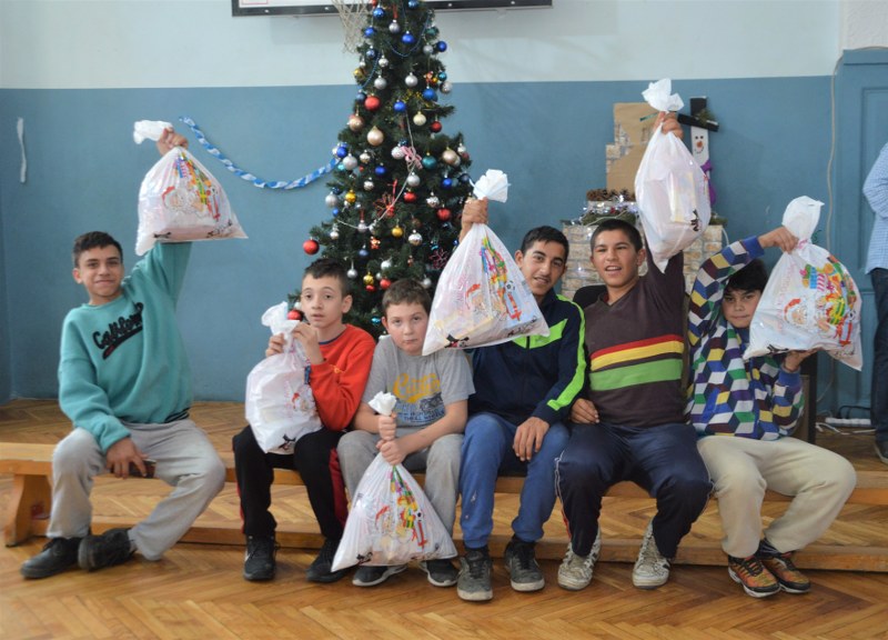 Gradonačelnik podelio novogodišnje paketiće učenicima OSŠ “9. maj”