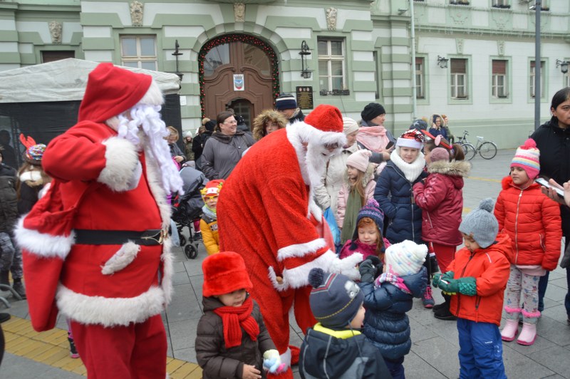 MALIŠANI POSLEDNJEG DANA U GODINI ULEPŠALI CENTAR GRADA (FOTO)