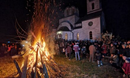 Veliki broj vernika prisustvovao paljenju badnjaka ispred Hrama na Zelenom polju (VIDEO)