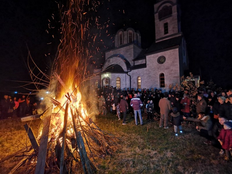 RASPORED BOGOSLUŽENJA I PALJENJA BADNJAKA