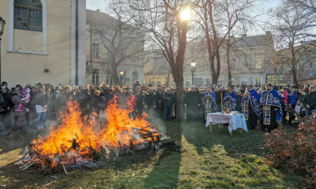 UPALJEN BADNJAK ISPRED HRAMA U SVETOSAVSKOJ (VIDEO+FOTO)