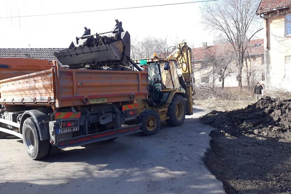 RADOVI NA UREĐENJU GRADA UVELIKO TRAJU- Radnici JKP „Čistoća i zelenilo“ svakodnevno na terenu