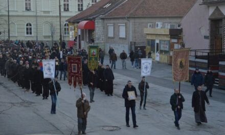 U Zrenjaninu održana litija i moleban u znak podrške srpskom narodu u Crnoj Gori (FOTO)