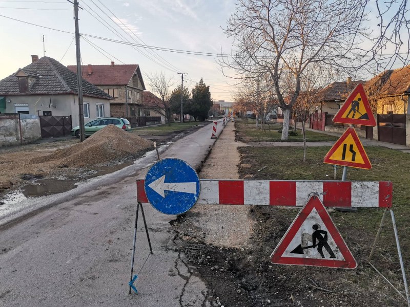 U TOKU ASFALTIRANJE ULICA U ZRENJANINU I MELENCIMA