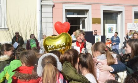 ZRENJANIN PRUŽIO PODRŠKU DECI OBOLELOJ OD RAKA (FOTO)