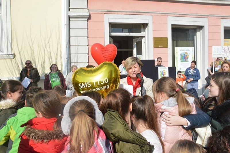 ZRENJANIN PRUŽIO PODRŠKU DECI OBOLELOJ OD RAKA (FOTO)