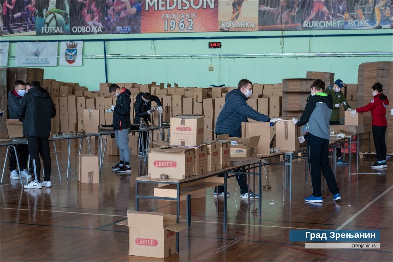 U TOKU PAKOVANJE 15.000 PAKETA POMOĆI ZA PENZIONERE