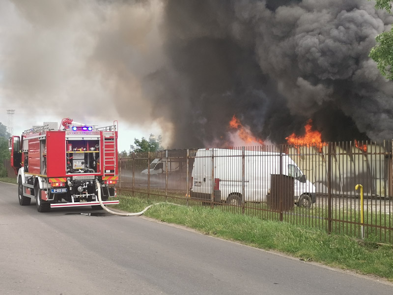 VELIKI POŽAR U FABRICI SVEĆA U ZRENJANINU (foto +video)