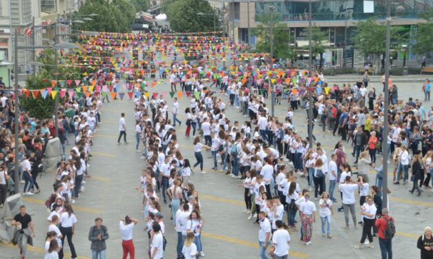 ZRENJANIN NIKAD LEPŠI – maturanati odigrali tradicionalni ples (FOTO)