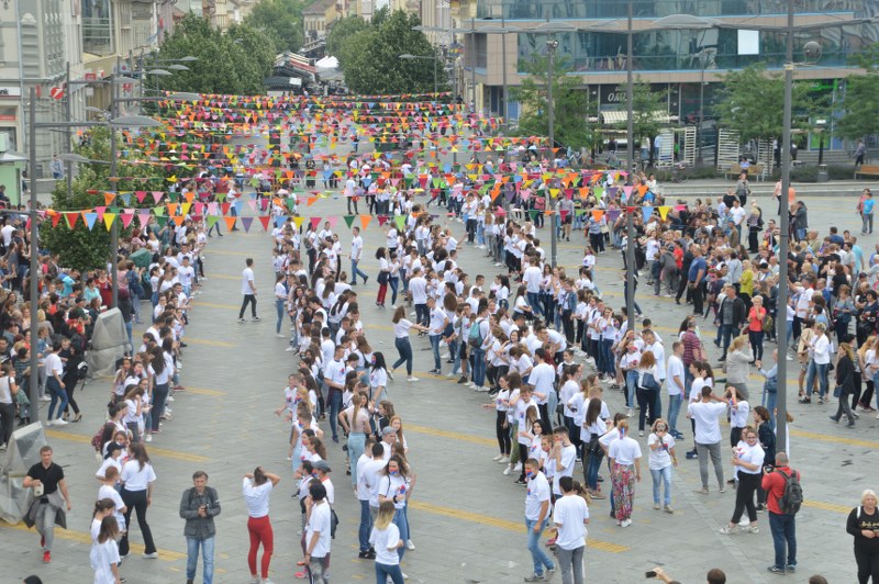 ZRENJANIN NIKAD LEPŠI – maturanati odigrali tradicionalni ples (FOTO)