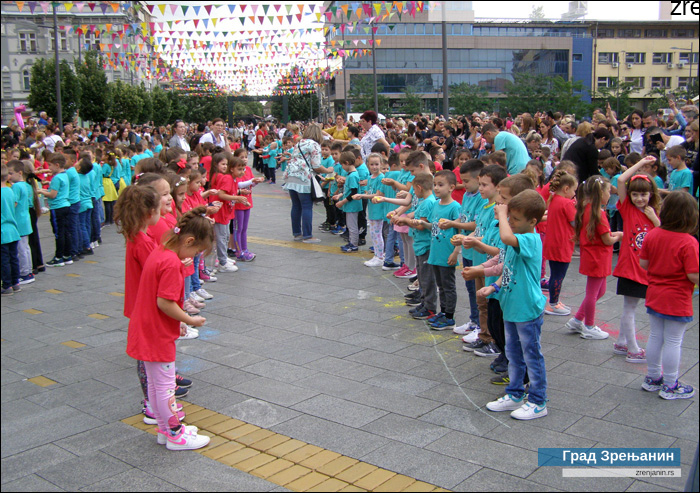 Ples predškolaca na Trgu slobode: “Zdravo, svete, još uvek sam dete!”