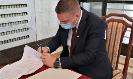 Zamenik gradonačelnika Santovac potpisao ugovore za projekte unapređivanja višejezičnosti u AP Vojvodini