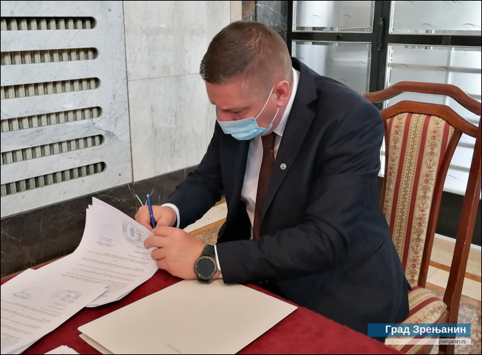 Zamenik gradonačelnika Santovac potpisao ugovore za projekte unapređivanja višejezičnosti u AP Vojvodini