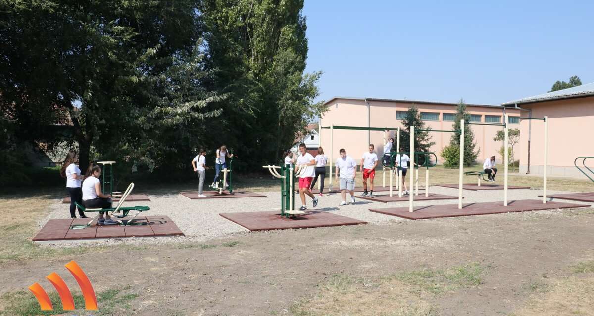 Novoizgrađena teretana na otvorenom u srednjoj školi u Sečnju