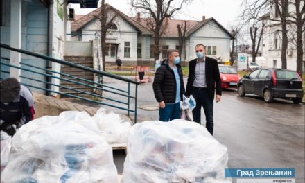 GRAD OBEZBEDIO PAKETIĆE ZA DECU ZAPOSLENIH U ZRENJANINSKOJ BOLNICI