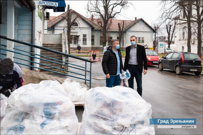 GRAD OBEZBEDIO PAKETIĆE ZA DECU ZAPOSLENIH U ZRENJANINSKOJ BOLNICI