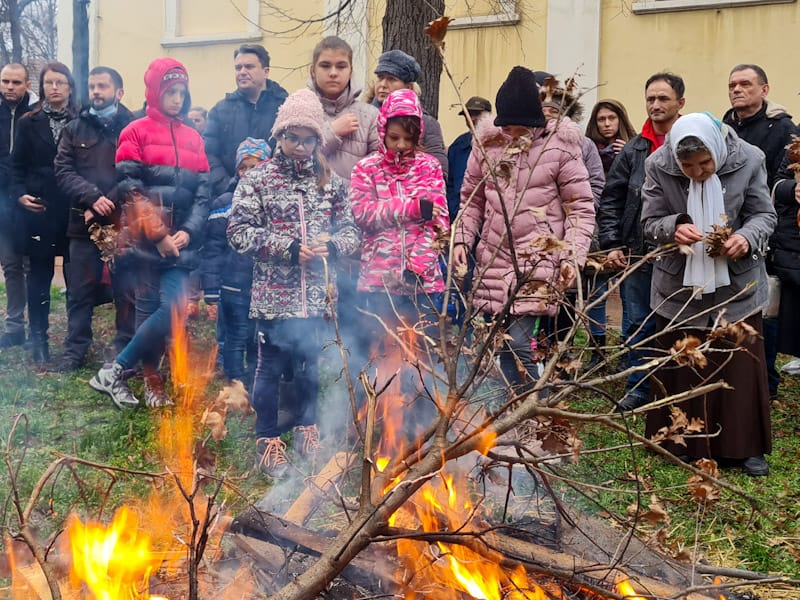 UPALJEN BADNJAK ISPRED HRAMA U SVETOSAVSKOJ (FOTO)