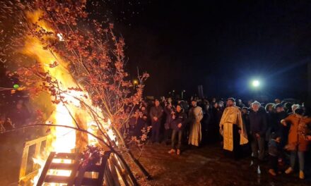 Upaljen badnjak ispred Hrama na Zelenom polju (VIDEO)