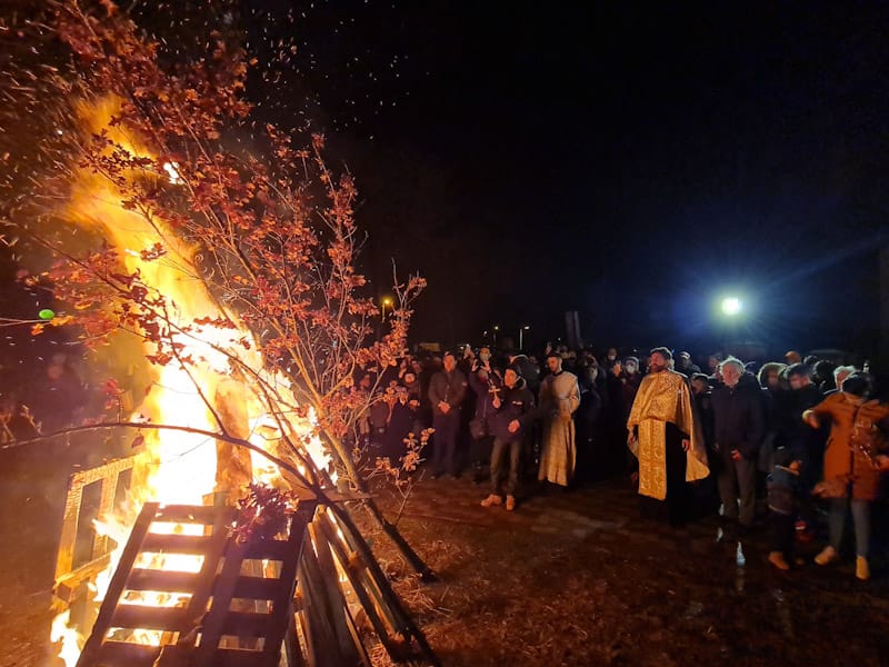 Upaljen badnjak ispred Hrama na Zelenom polju (VIDEO)