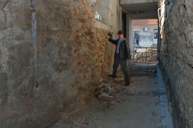 Prilikom kopanja oko Ruske crkve pronađen zid debljine 2 metra