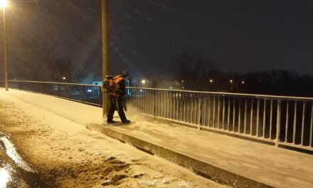 ZIMSKA SLUŽBA JKP „ČISTOĆA I ZELENILO“ OD NOĆAS NA TERENU (FOTO)