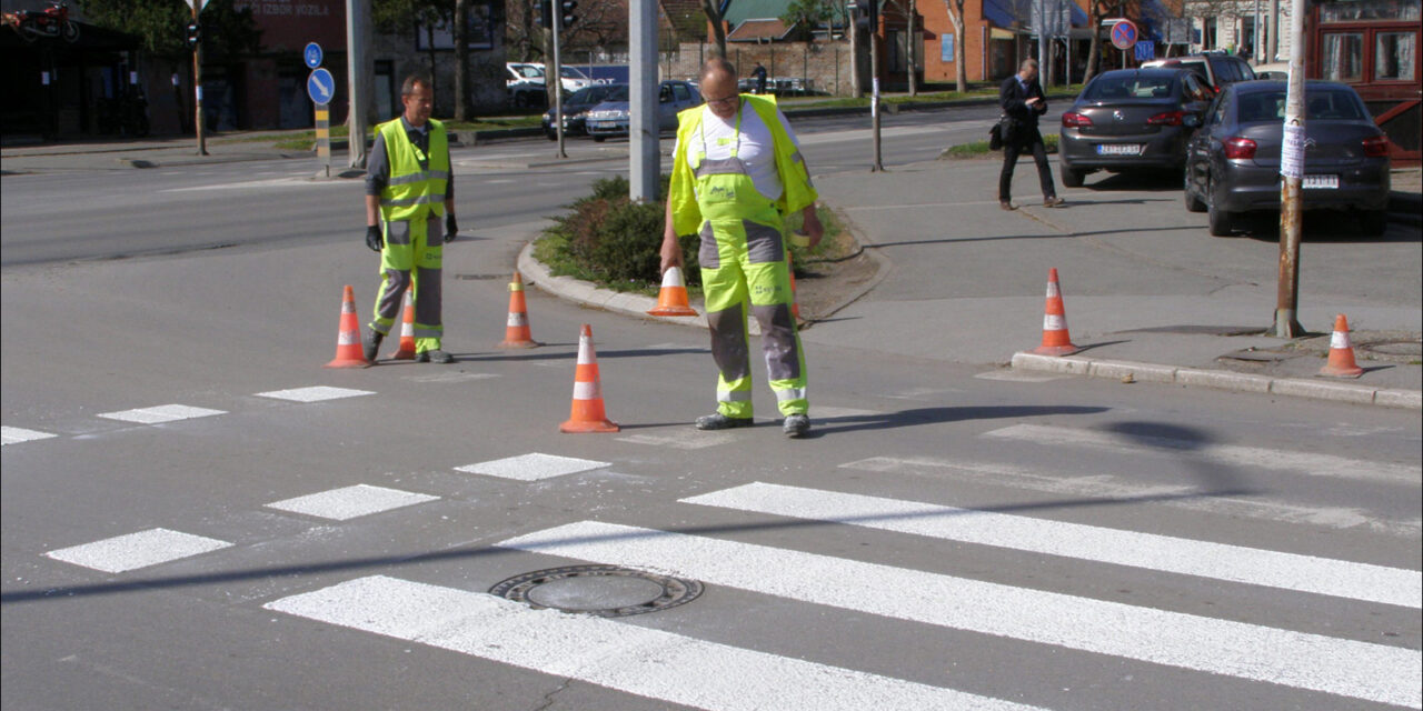 Obnavlja se horizontalna saobraćajna signalizacija u gradu i naseljenim mestima, pešački prelazi i oznake u zoni škola