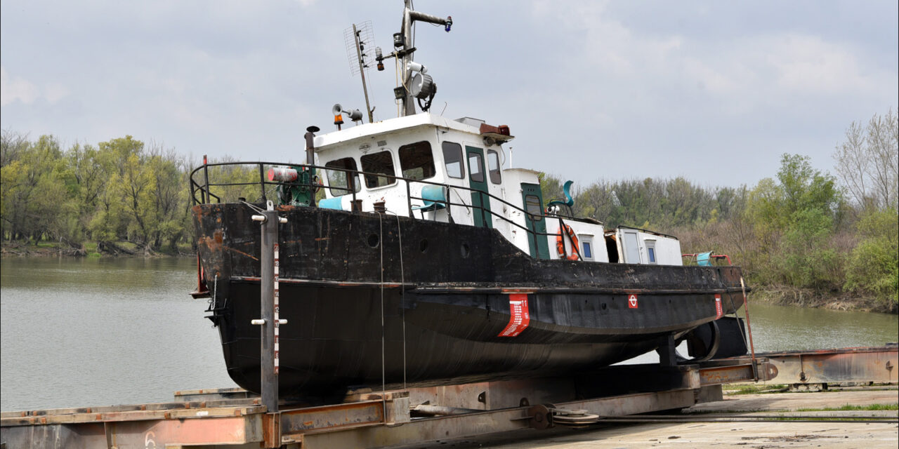 REŠENJE ZA MEŠTANE TARAŠA: Porinut motorni tegljač u  brodogradilištu kod Perleza