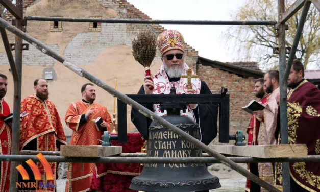 Vladika Nikanor osveštao zvono za hram Svetog Pantelejmona u Krajišniku