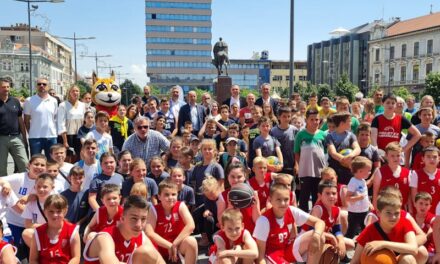 Malom sajmu sporta u centru Zrenjanina prisustvovao veliki broj sportista (FOTO)