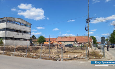 Srušena kuća na uglu ulica Ive Lole Ribara i Petefijeve, počelo uklanjanje dvospratnog magacina, učesnici u saobraćaju oprez