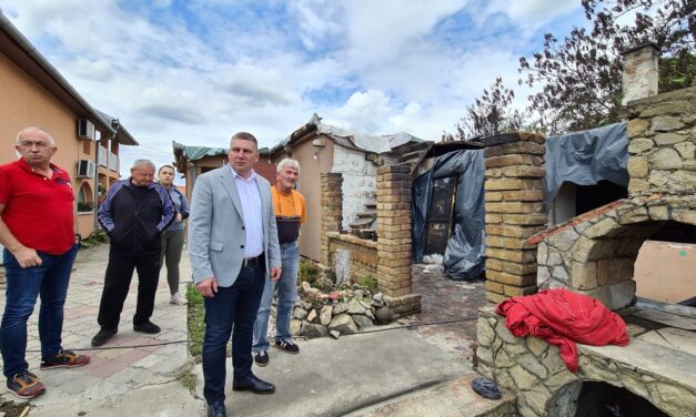 Porodici iz Knićanina kojoj je izgorela kuća grad Zrenjanin obezbedio građevinski materijal