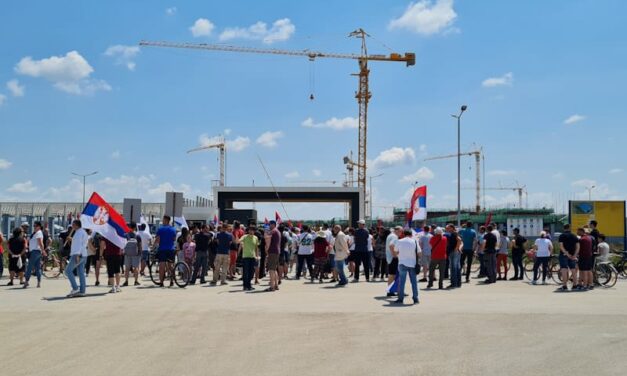 PROTEST ISPRED KINESKE  FABRIKE GUMA „LINGLONG“ U ZRENJANINU