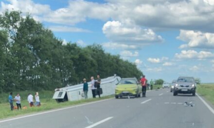 ŠEST OSOBA POVREĐENO NAKON PREVRTANJA AUTOBUSA