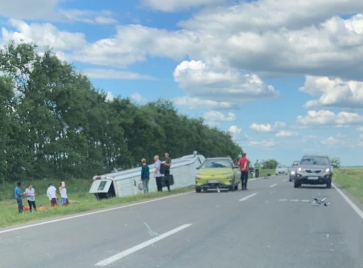 ŠEST OSOBA POVREĐENO NAKON PREVRTANJA AUTOBUSA