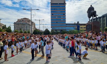 ZRENJANINSKI PREDŠKOLCI ULEPŠALI CENTAR GRADA (FOTO)