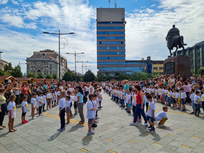 ZRENJANINSKI PREDŠKOLCI ULEPŠALI CENTAR GRADA (FOTO)