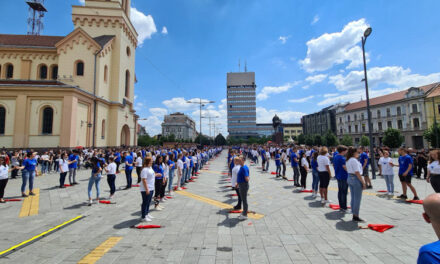 NAJLEPŠA SLIKA IZ ZRENJANINA- Maturanati odigrali tradicionalni ples (FOTO)