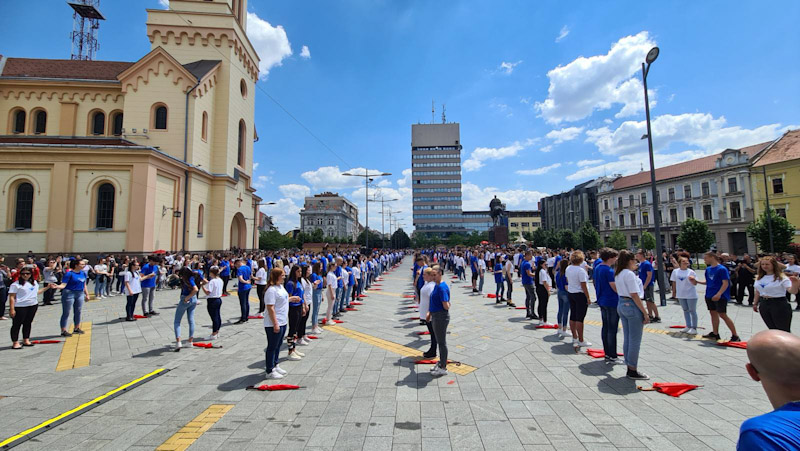 NAJLEPŠA SLIKA IZ ZRENJANINA- Maturanati odigrali tradicionalni ples (FOTO)