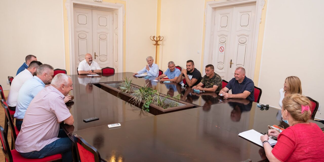 NAKON SASTANKA SA PREDSTAVNICIMA GRADA PREKINUT PROTEST „AGRO – KLEKA“