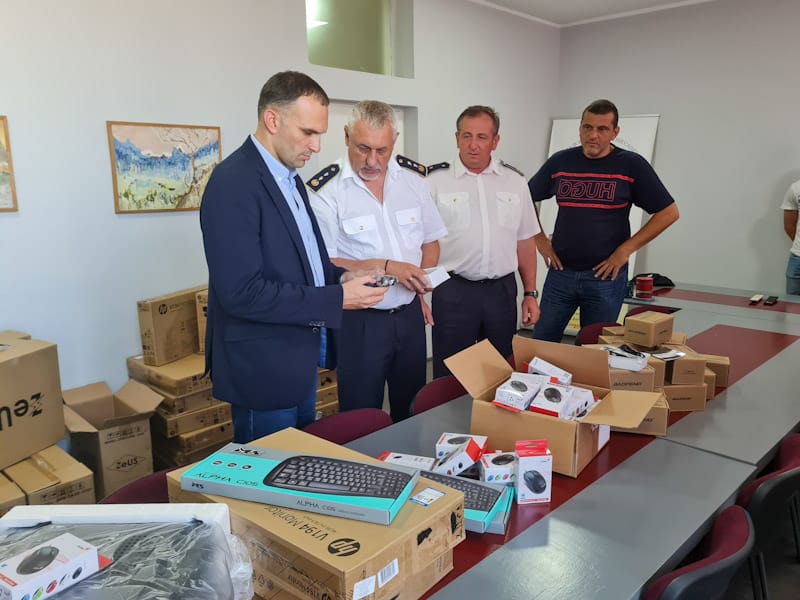 Dobrovoljnom vatrogasnom društvu Zrenjanin uručeno 22 računara i 22 ručne radio stanice