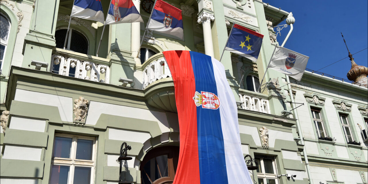 Zastave Srbije na Gradskoj kući I kružnim raskrsnicama