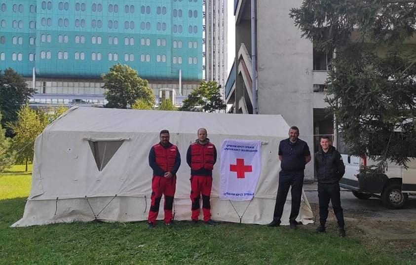 POSTAVLJEN ŠATOR CRVENOG KRSTA ISPRED PEDIJATRIJE