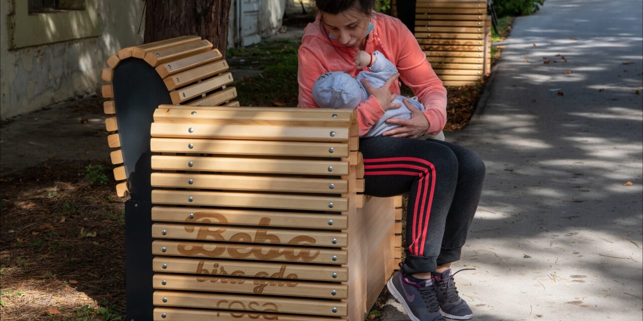 U Gradskoj bašti postavljene dve klupe za dojenje